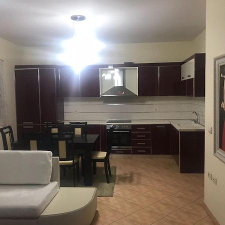 Lovely 2 Bedroom Apartment Tirana Esterno foto