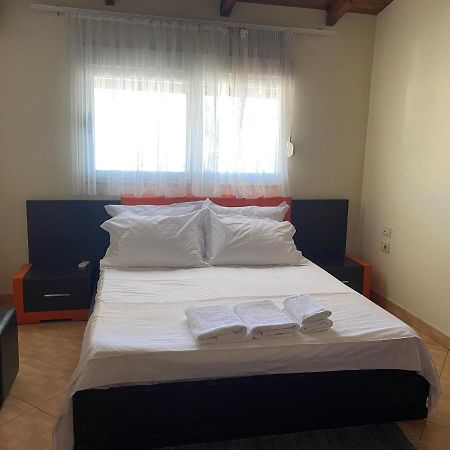 Lovely 2 Bedroom Apartment Tirana Esterno foto