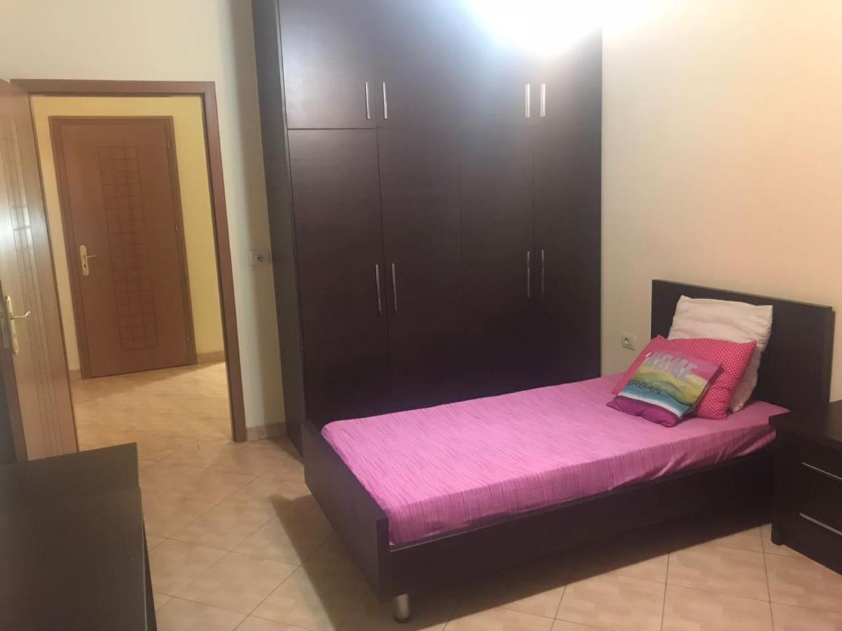 Lovely 2 Bedroom Apartment Tirana Esterno foto