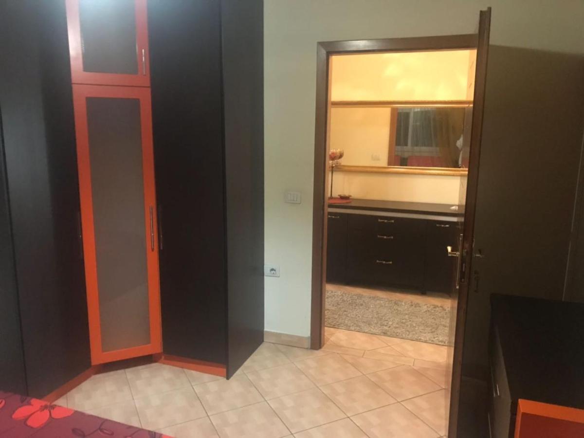 Lovely 2 Bedroom Apartment Tirana Esterno foto