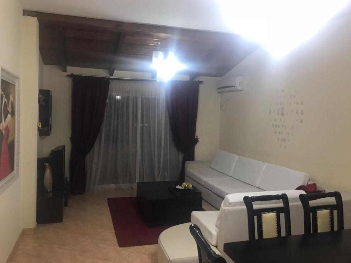 Lovely 2 Bedroom Apartment Tirana Esterno foto