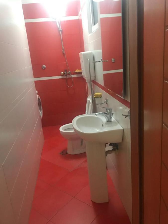 Lovely 2 Bedroom Apartment Tirana Esterno foto