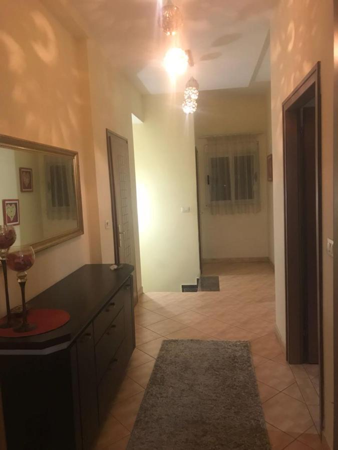 Lovely 2 Bedroom Apartment Tirana Esterno foto