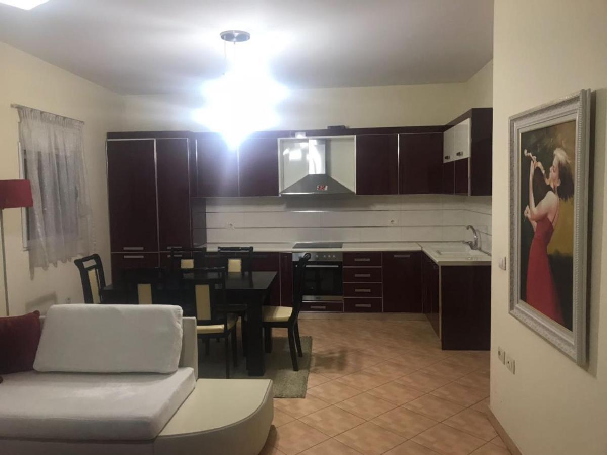 Lovely 2 Bedroom Apartment Tirana Esterno foto