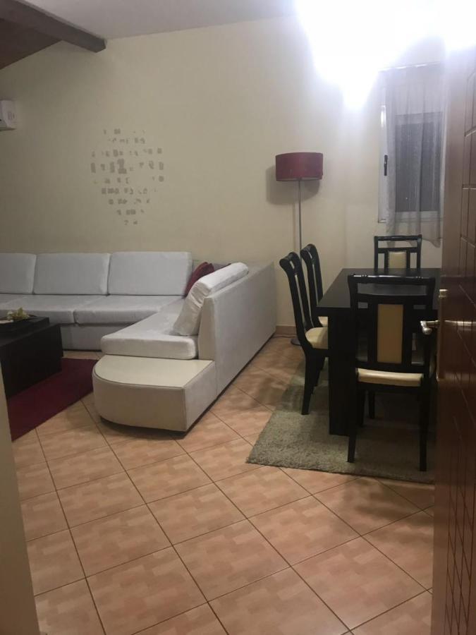 Lovely 2 Bedroom Apartment Tirana Esterno foto