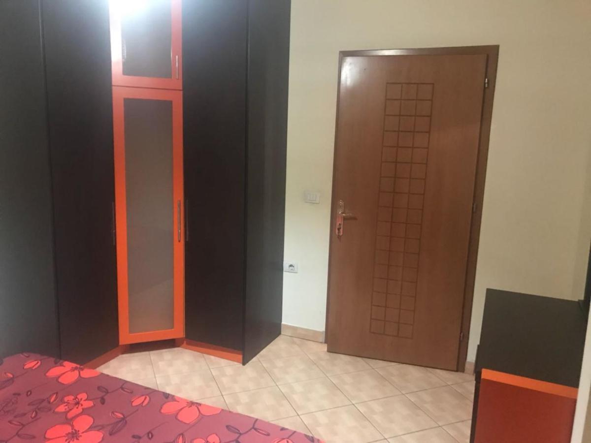 Lovely 2 Bedroom Apartment Tirana Esterno foto