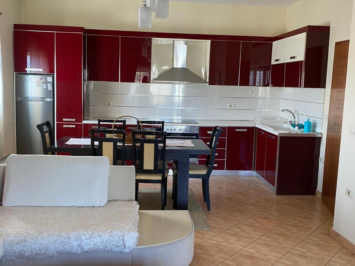 Lovely 2 Bedroom Apartment Tirana Esterno foto